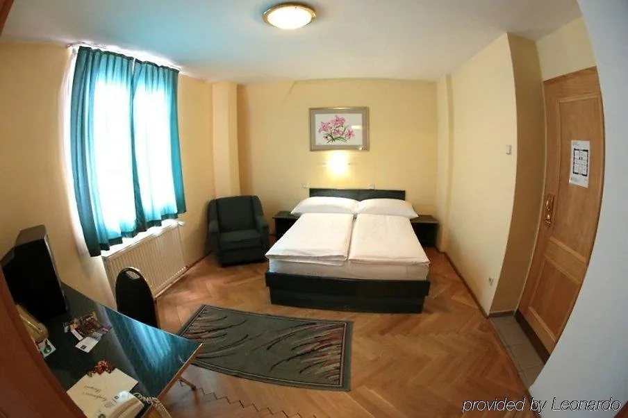 ***  Hotel Bara Budapeste Hungria